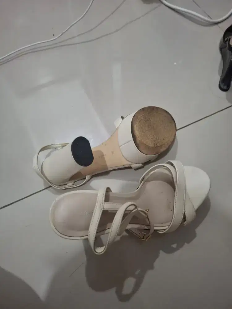 JUAL SEPATU MERK CHARLES AND KEITH