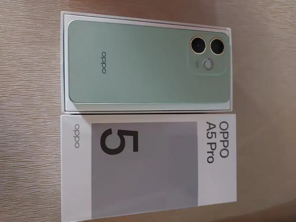 Dijual Hp bekas Oppo Renovo A5 Pro, warna olive green, memori 256 GB.