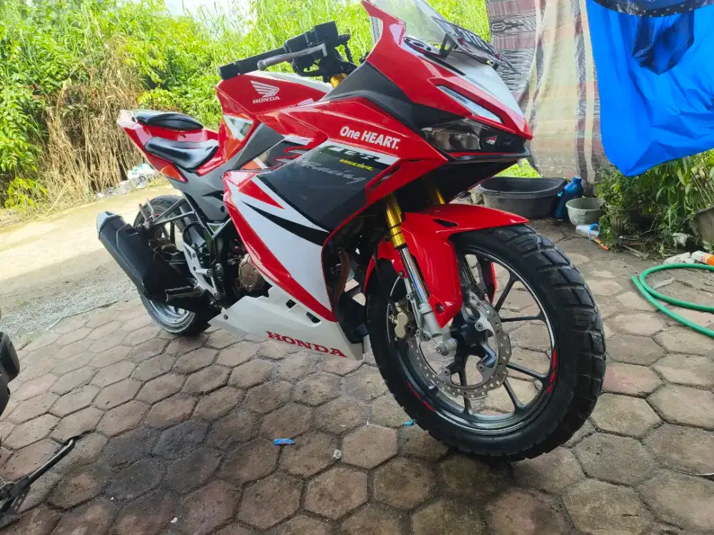 Cbr 150 r like new