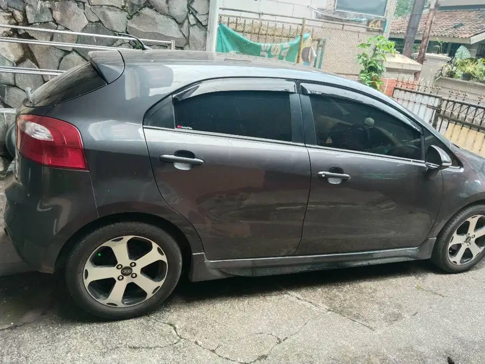 Kia rio 1.4 abu tua metalik manual