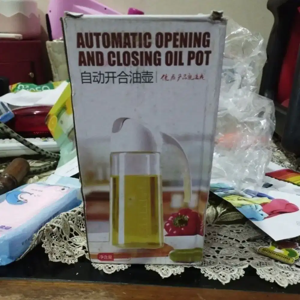 Automatic opening and closing oil pot