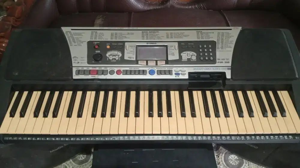 Keyboard, ampli + speaker, DVD player