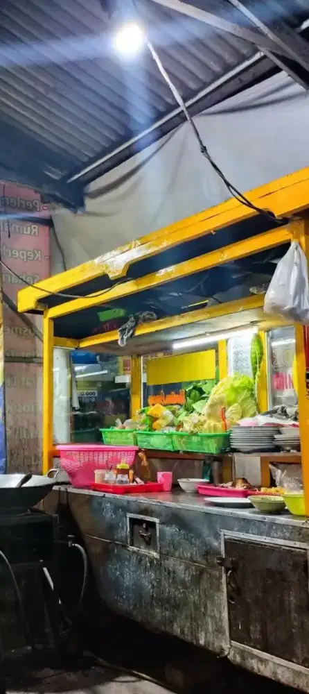 Karyawan nasi goreng / ayam bakar