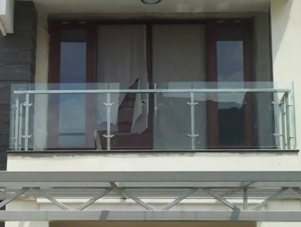 Balkon dan reling Stainles kaca