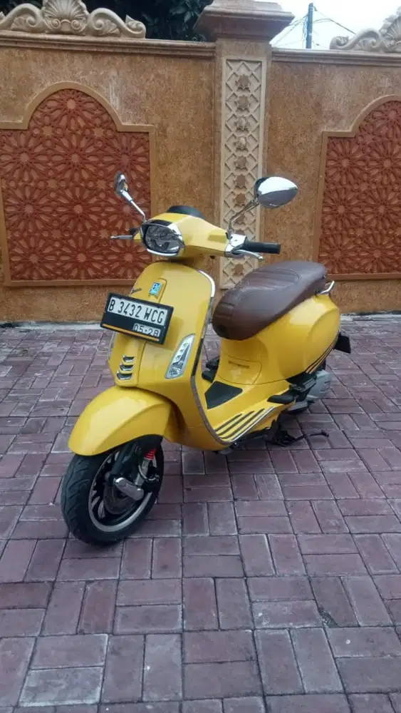 MOTOR vespa sprint kuning 2023