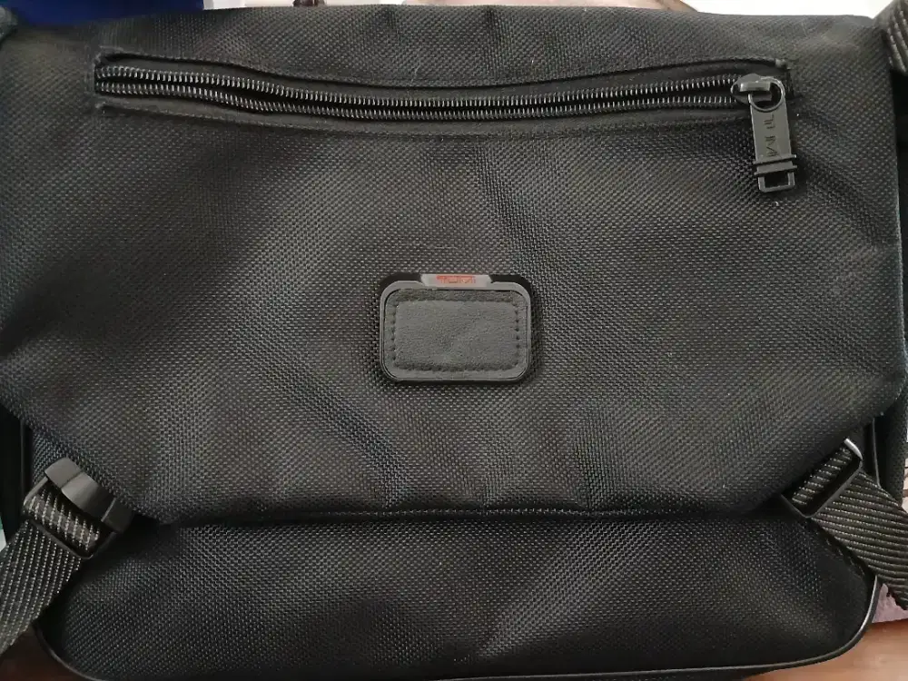 Tas tumi slempang