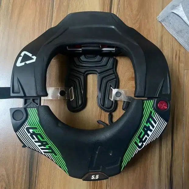 Neck brace leatt 5.5 anak/youth