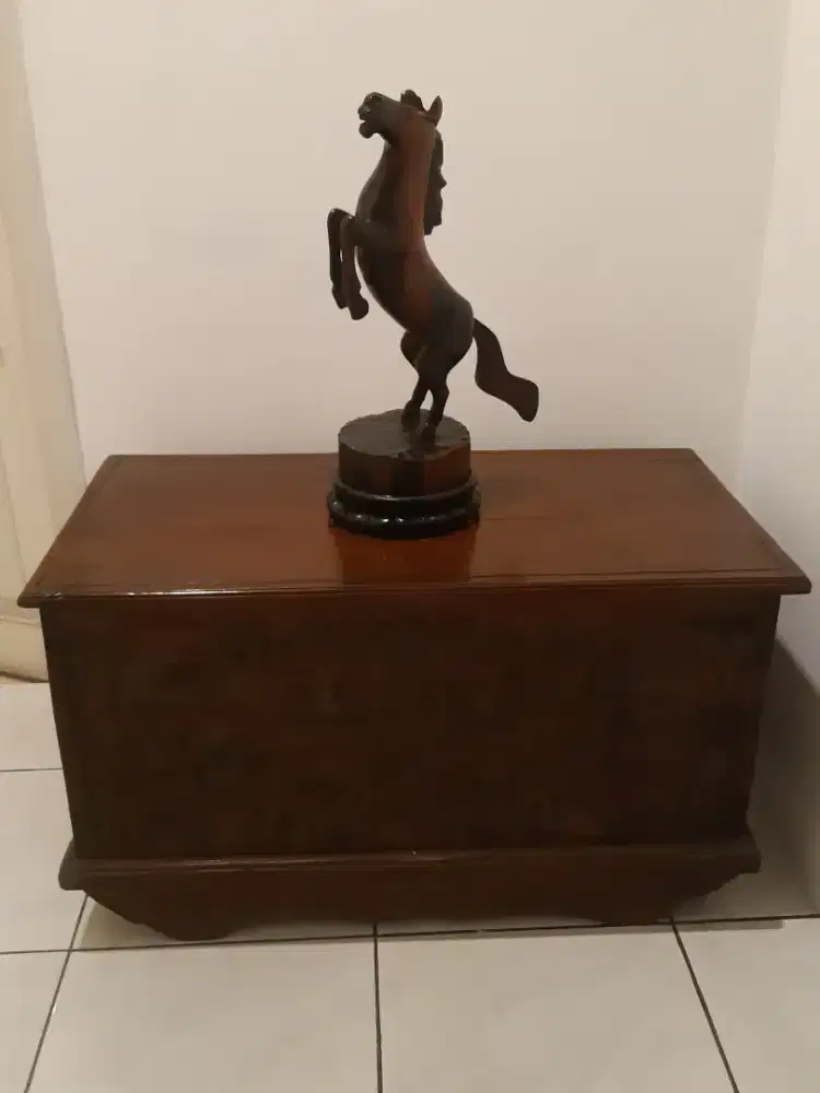 Meja buffet peti jati ukir plitur cantik