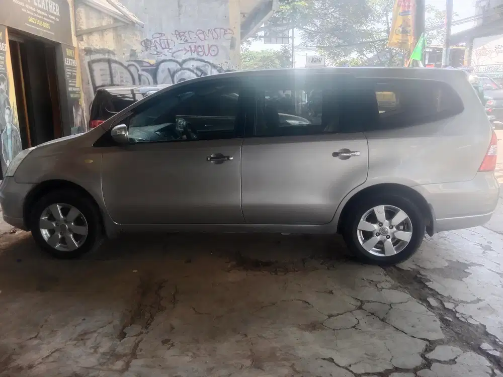 Nissan Grand livina XV MT 2011