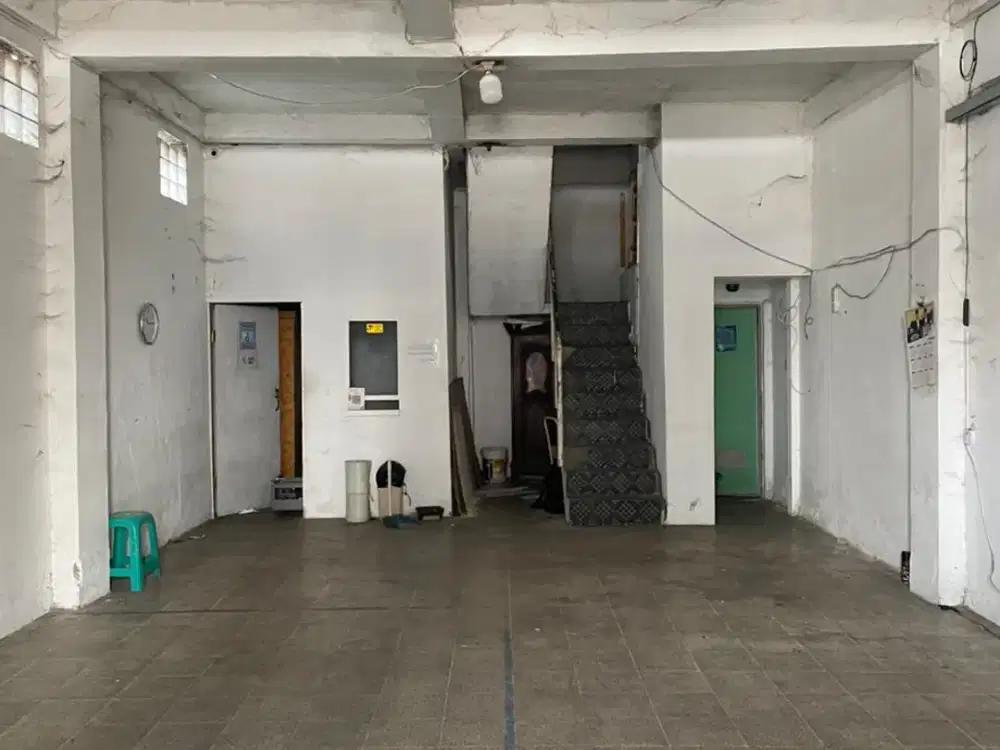 Ruko 3 lantai minim renovasi di dekat pasar Astana anyar