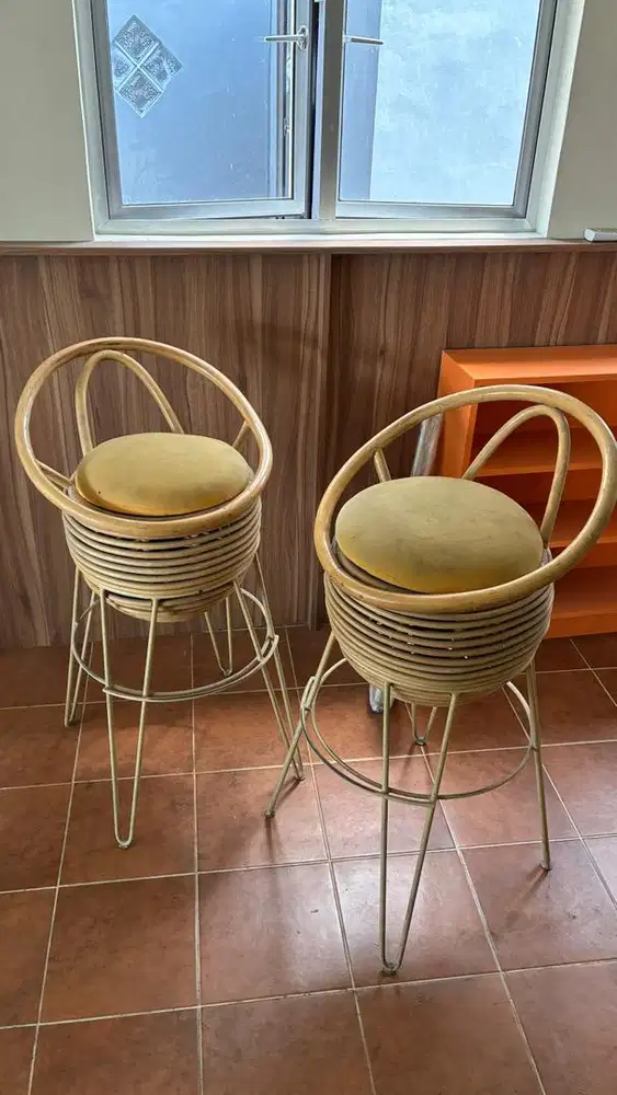 Kursi Rotan Bar Estetik karya Seniman Bandung