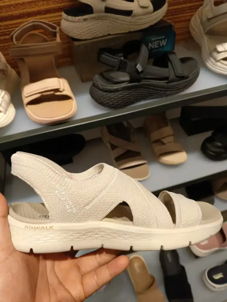 Skechers Slip in wanita krem