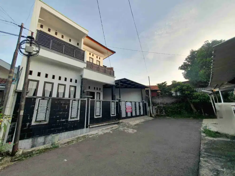 Di Jual Rumah 2  lantai minimalis di Hook Taman Pajajaran