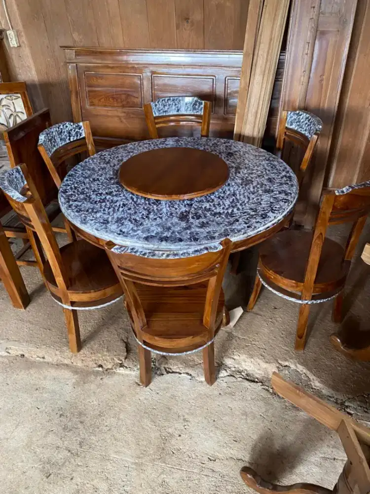 Meja makan bundar jati