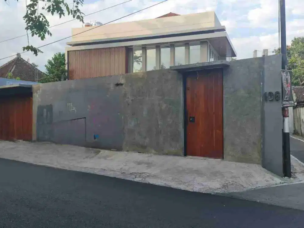 Rumah Baru Minimalis Pusat Kota Dekat Veteran Serengan Solo Kota Dan Solo Baru, Space Luas Cocok Untuk Bangunan Kantor Atau Ruang Usaha.