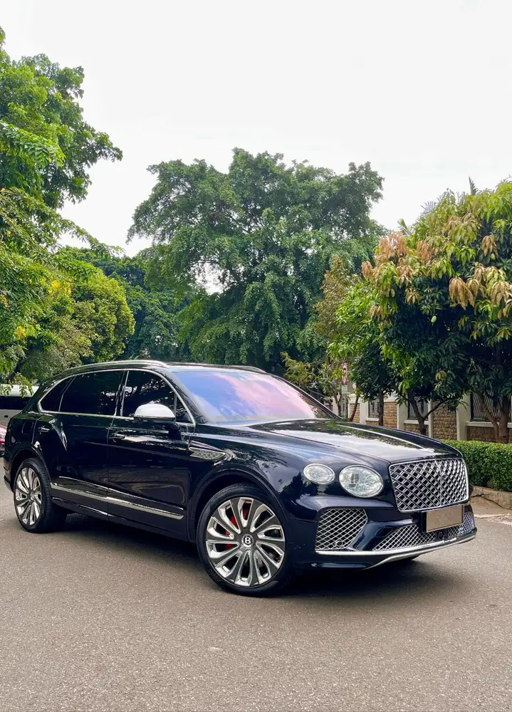 BENTLEY BENTAYGA EWB V8 2+2 TAHUN 2024
