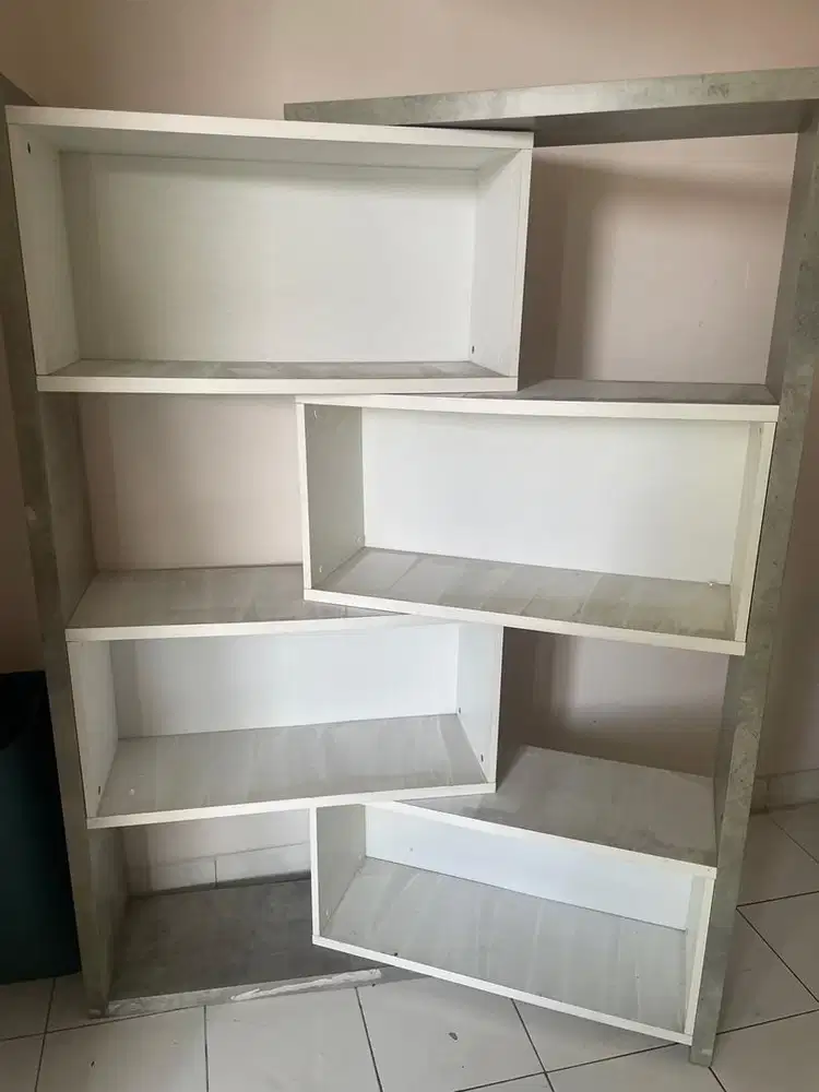 Rak buku bisa di ajust panjang pendek dan juga sudut ruangan