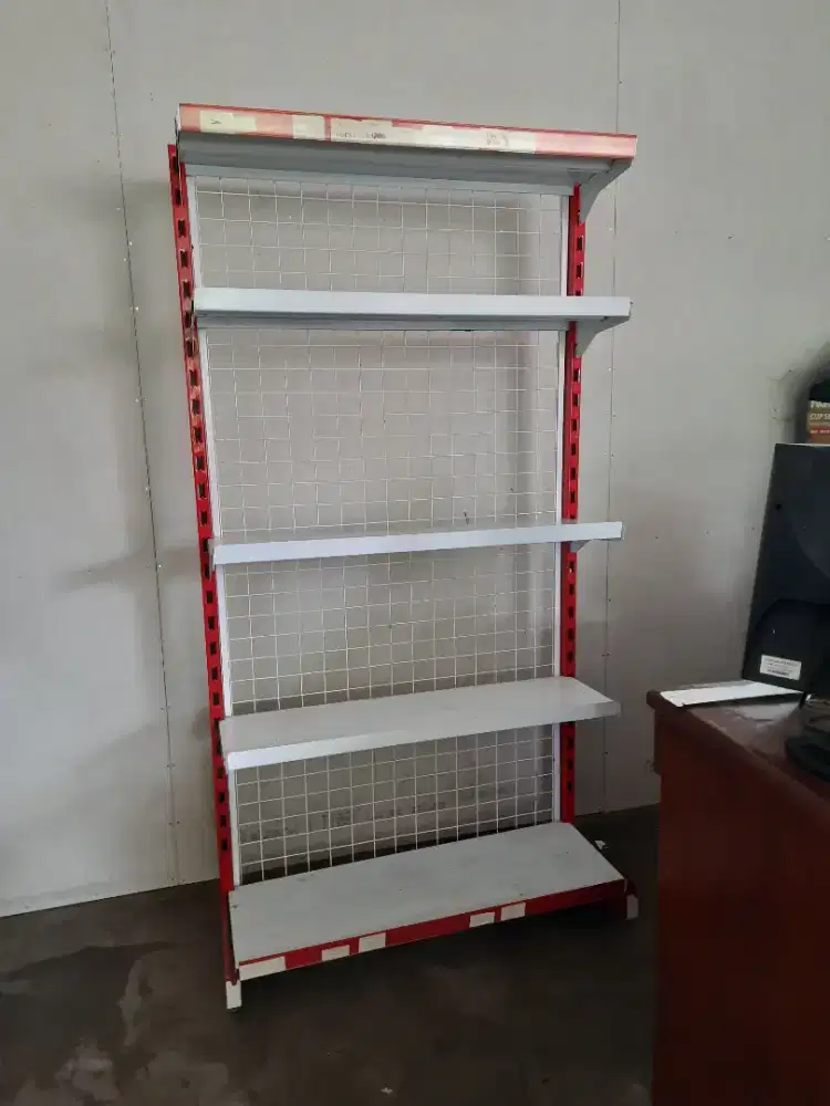 Rak minimarket merah