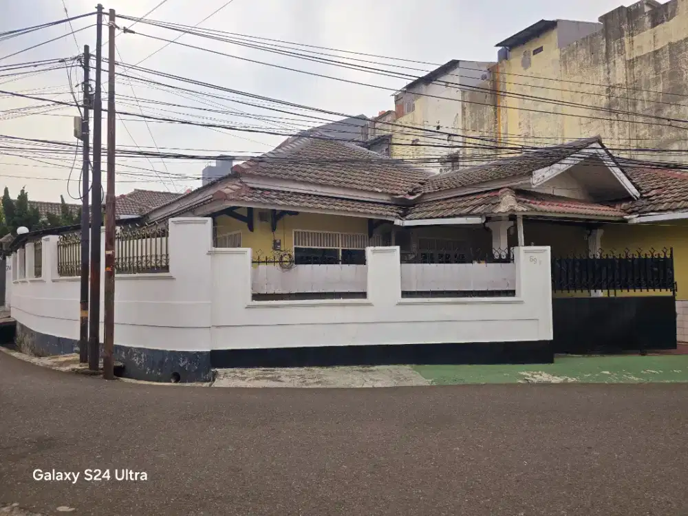 Rumah dikontrakan /disewakan lokasi syltrategis di selatan jakarta.
