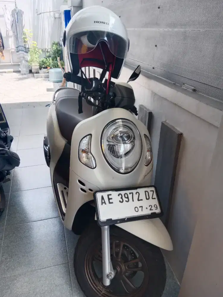 Scopy prastige warna putih 2024