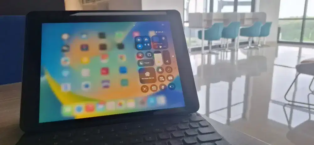 Ipad Generasi ke-7. Wifi only 128GB. With keyboard asli Apple.