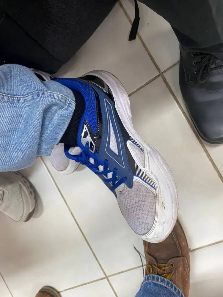 Sepatu Training Pria – Biru • Warna biru putih, model simpel dan enak