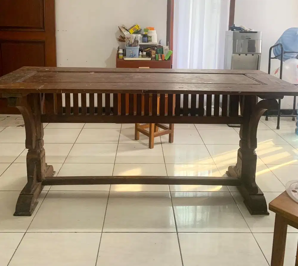 Meja besar kayu solid