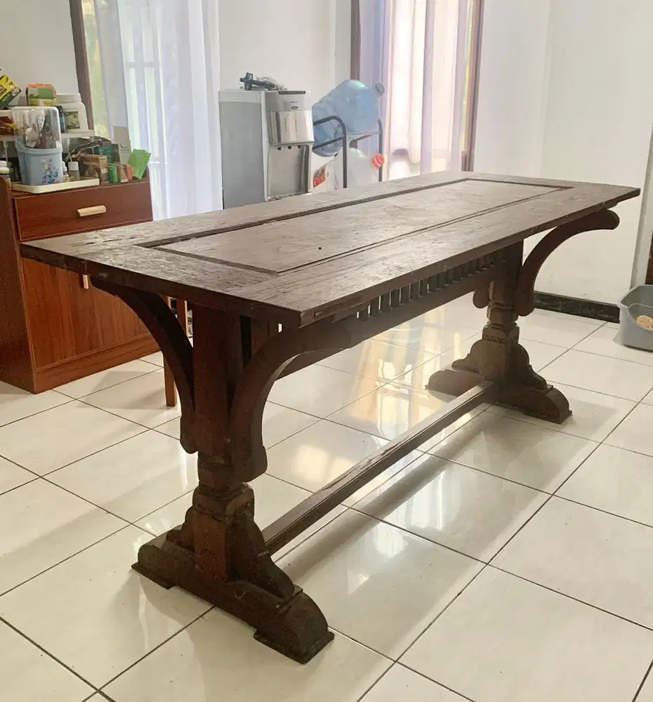 Meja besar kayu solid