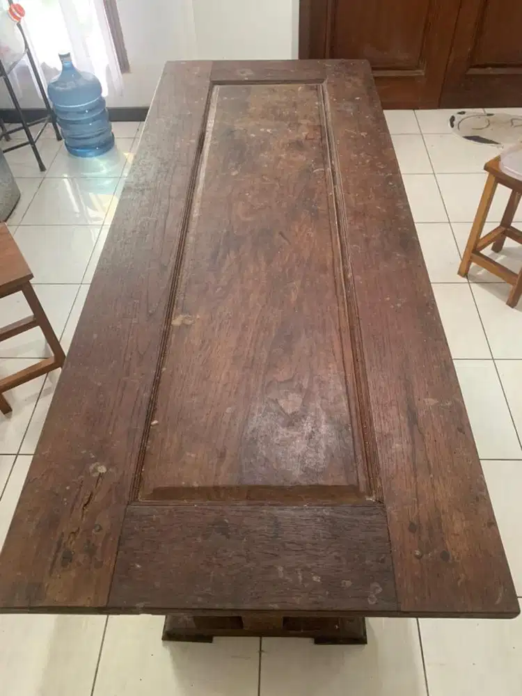 Meja besar kayu solid