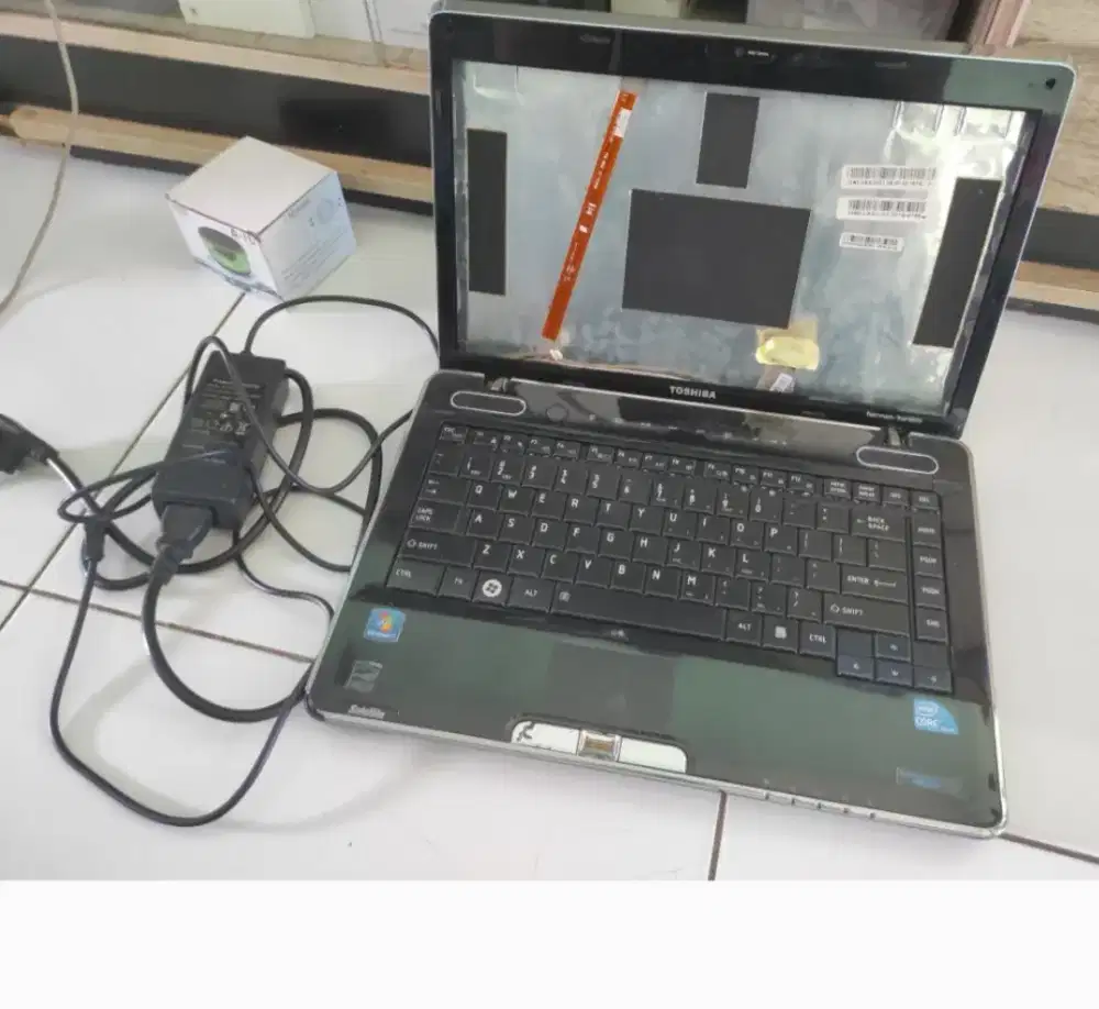 Leptop Toshiba satellite m500 core i3 ram 2 minus