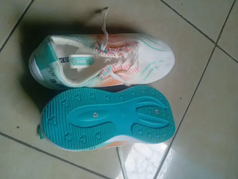sepatu sneaker bau 1x pakai