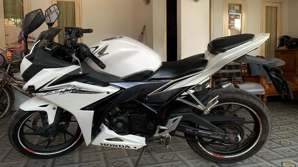Honda CBR 150 White - 2016