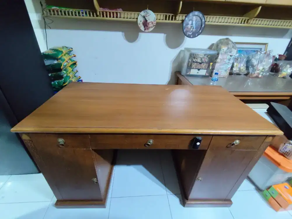 DIJUAL MEJA KAYU SOLID BEKAS. KONDISI ISTIMEWA