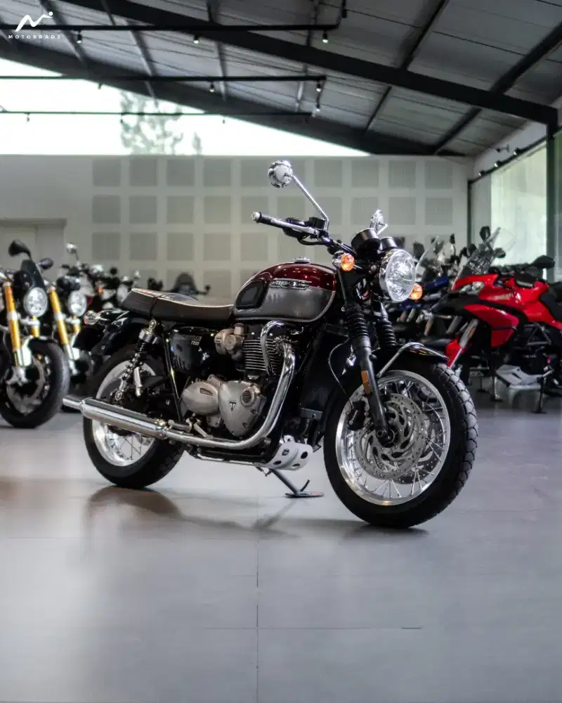 Triumph Bonneville T120 Cordovan Red/Ice Silver 2021