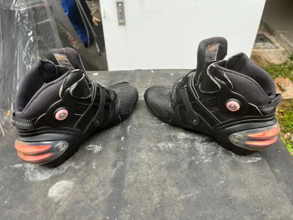 Sepatu touring motor