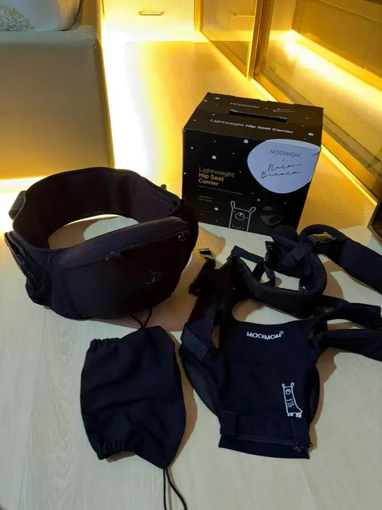 PRELOVED LIKE NEW Hipseat Carrier Mooimom X Nero Bianco Gendongan Bayi