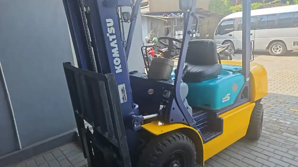 Forklift merek Komatsu model FD25JC-12 tahun 2001 tonase 2,5ton