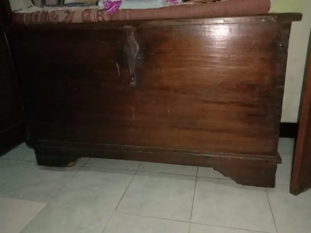 Peti Kayu Jati Antik