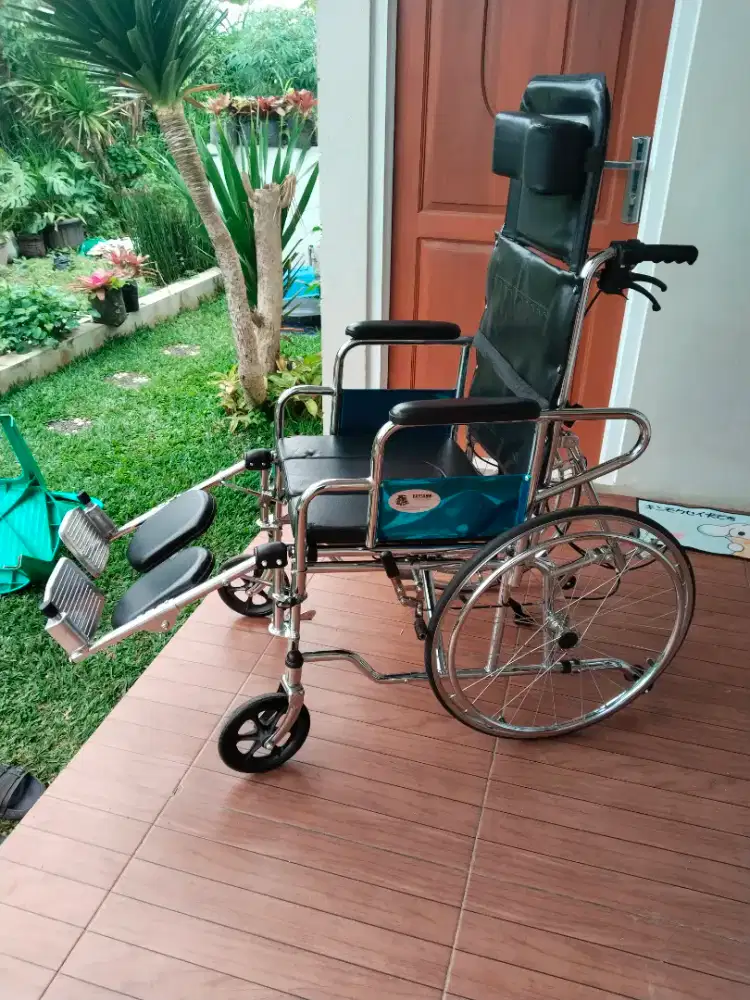 Dijual masih seperti baru kursi roda 3in1 ada tempat BAB