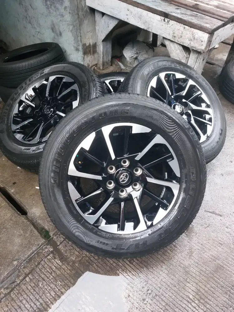 Di jual velg fortuner GR ring 18+ban bridgestone tahun 2024