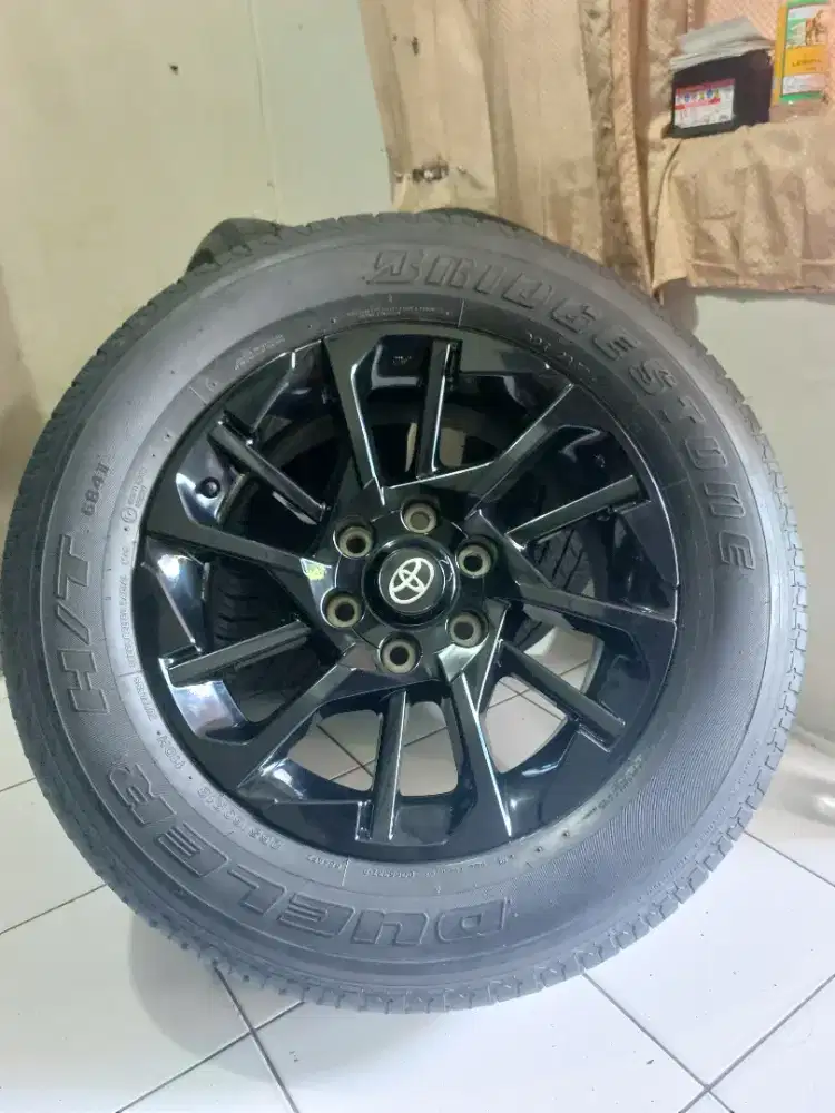 Di jual velg fortuner GR ring 18 +ban bridgestone tahun 2023