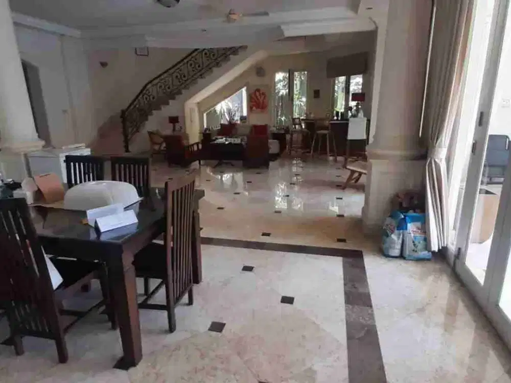 Rumah Eksklusif Semi Furnished + Kolam Renang di Kemang