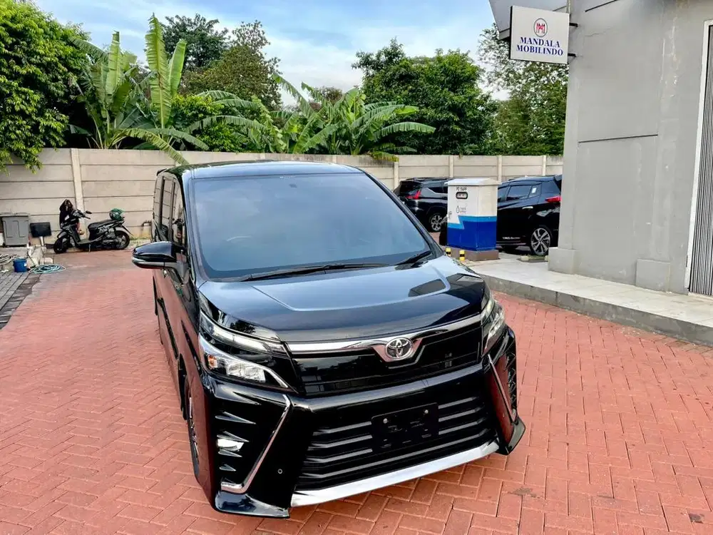 Toyota Voxy 2.0 2018 AT attitude black