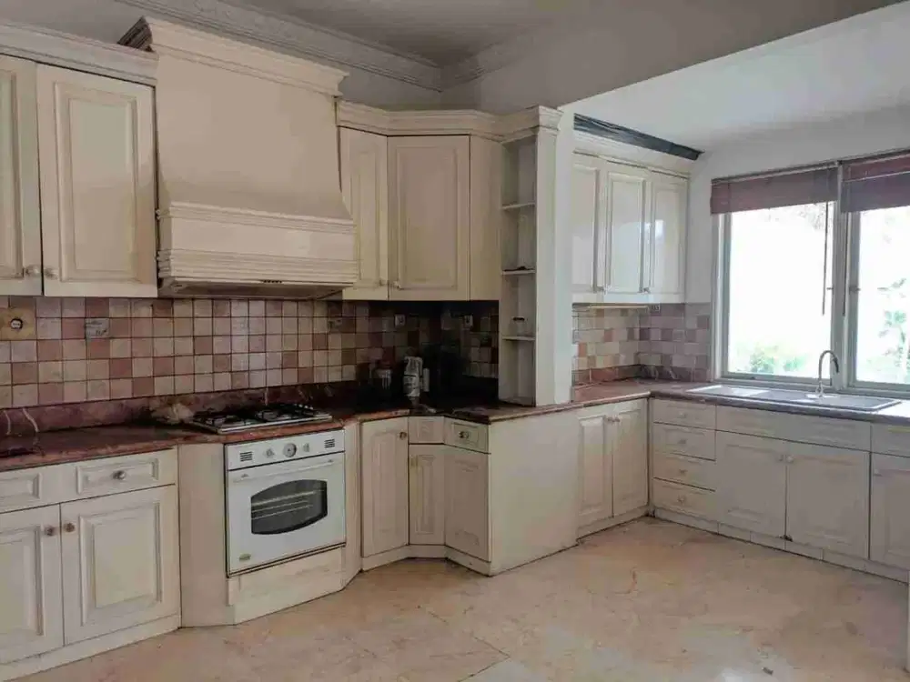 Rumah Bagus 5 Kamar Tidur + Kolam Renang Di Ampera