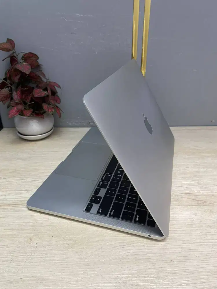 Macbook pro 2020 M1 ram 16gb ssd 256gb layar 13inc render design ETM