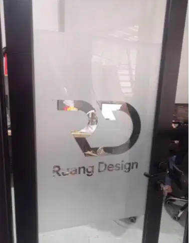 stiker kaca murah sandblast es kaca film one way vision cutting logo