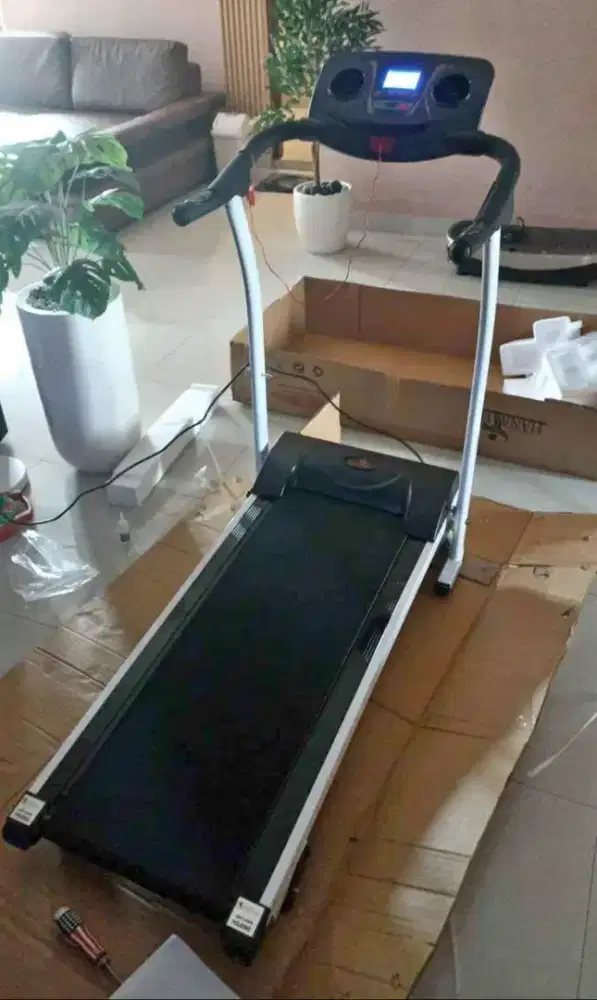 Treadmill elektrik Exeder Merk 90 kg