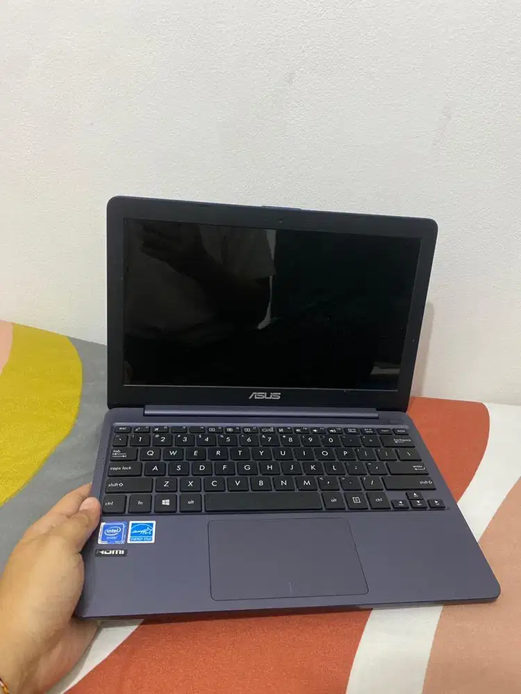 Notebok asus E203M