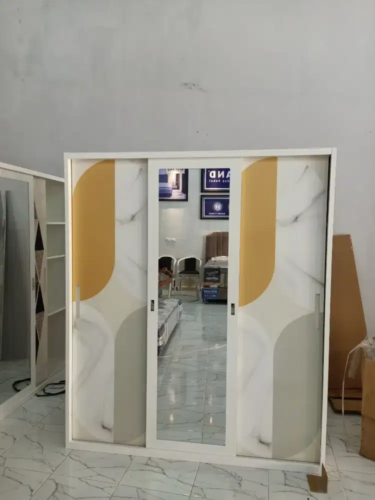 Lemari plat besi 3 pintu