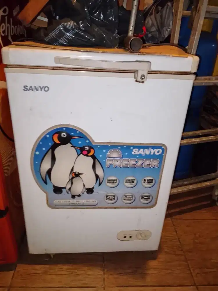 Freezer sanyo kondisi sangat layak pakai